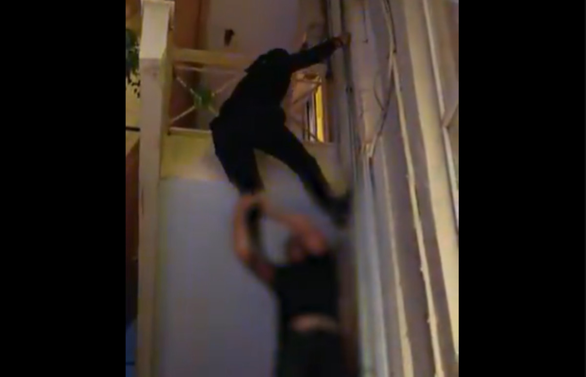 Βίντεο: Η στιγμή που αστυνομικοί σκαρφαλώνουν σε μπαλκόνι για να σώσουν 5χρονο