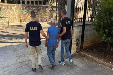 Αττική Οδός: Φωτιά σε παράδρομο, συνελήφθη 62χρονος για εμπρησμό