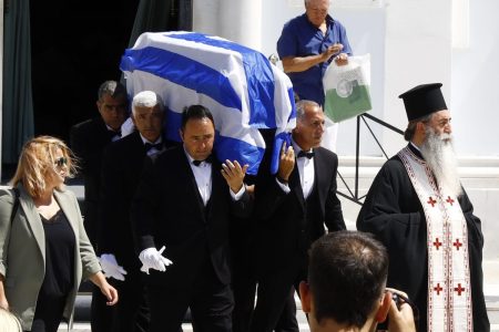 Κηδεία Δημήτρη Κωνσταντάρα: Πλήθος κόσμου στο τελευταίο αντίο