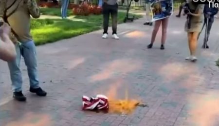 ΗΠΑ: Συνελήφθη γιατί έβαλε φωτιά στη σημαία, μετά τις εξαγγελίες Τραμπ