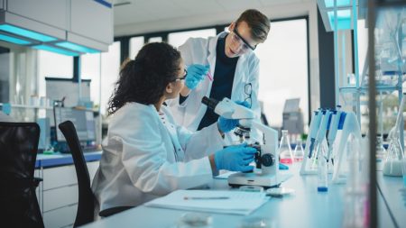 Ερευνα: Η πορεία προς την απώλεια της αξιοπιστίας του ΕΛΙΔΕΚ