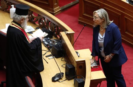 Βουλή: Η Στέλλα Αραμπατζή στη θέση Βεσυρόπουλου – Πώς τίμησαν τη μνήμη του