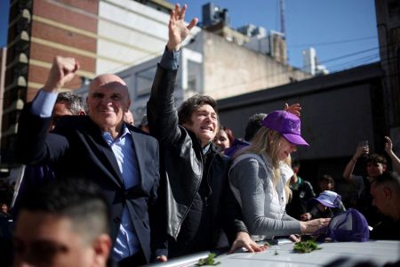 Αργεντινή: Πήραν με τις πέτρες τον Μιλέι ενώ τη χώρα δονεί νέο σκάνδαλο διαφθοράς