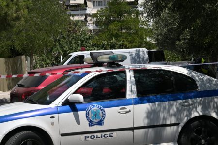 Mυστήριο ο θάνατος 22χρονου στην Κόρινθο – Βρέθηκε μαχαιρωμένος στον καναπέ του σπιτιού του
