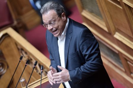 Φάμελλος: Γαλάζιο παραμάγαζο – Πάτε την Ελλάδα στα χρόνια της ΕΡΕ