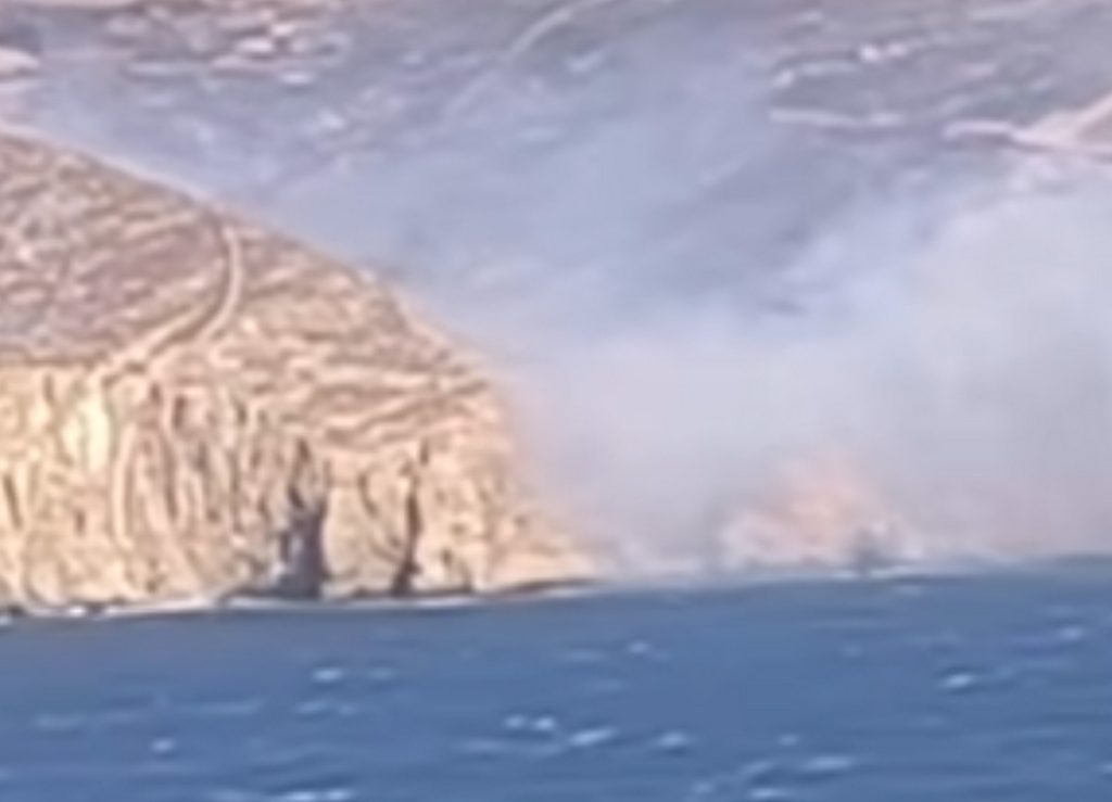 Φωτιά στη Μύκονο – Ισχυροί άνεμοι πνέουν στην περιοχή