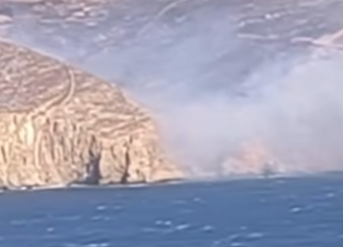 Φωτιά στη Μύκονο – Ισχυροί άνεμοι πνέουν στην περιοχή