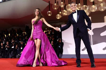 Αμάλ και Τζορτζ Κλούνεϊ: Η εντυπωσιακή εμφάνισή τους στο κόκκινο χαλί της Βενετίας