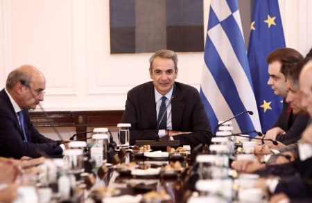 Πήραν φωτιά τα κομπιουτεράκια του Μαξίμου  για να υπολογίσουν το ύψος των παροχών