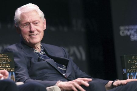 Μπιλ Κλίντον: Ανησυχία για την υγεία του, εθεάθη με φορητό απινιδωτή