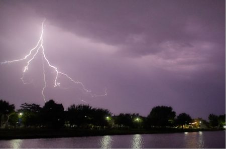 Καιρός: Κακοκαιρία με καταιγίδες, κεραυνούς, χαλάζι – Οι περιοχές που επηρεάζει, πότε υποχωρεί