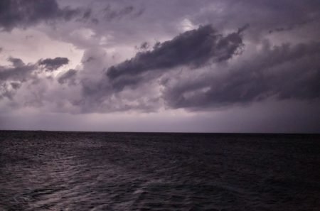 Καιρός σήμερα: Βροχές, καταιγίδες, πτώση θερμοκρασίας – Πάνω από 20.000 κεραυνοί χθες