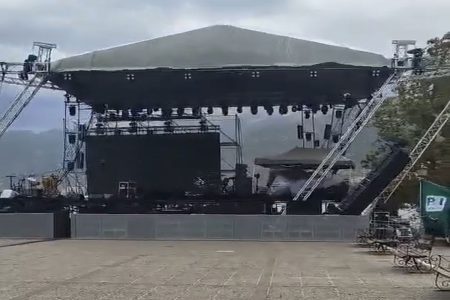 Γιάννενα: Η στιγμή που κατέρρευσε η σκηνή πριν τη συναυλία