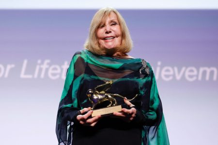 Η Kim Novak στα 92 της, κάνει μια σπάνια εμφάνιση στο Φεστιβάλ Βενετίας και τιμάται με Χρυσό Λέοντα