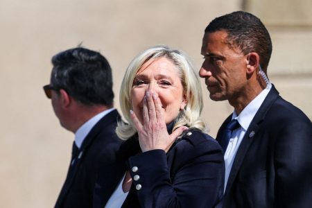 Politico: Η Λεπέν εκμεταλλεύεται την κίνηση Μπαϊρού, θέλει ανατροπή και νέες εκλογές