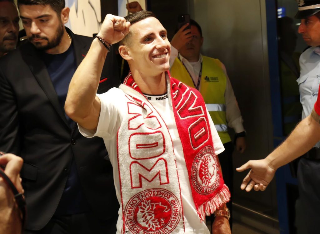 Ποντένσε: Πλήθος κόσμου του Ολυμπιακού στην άφιξή του – «Παράνοια» για την επιστροφή του