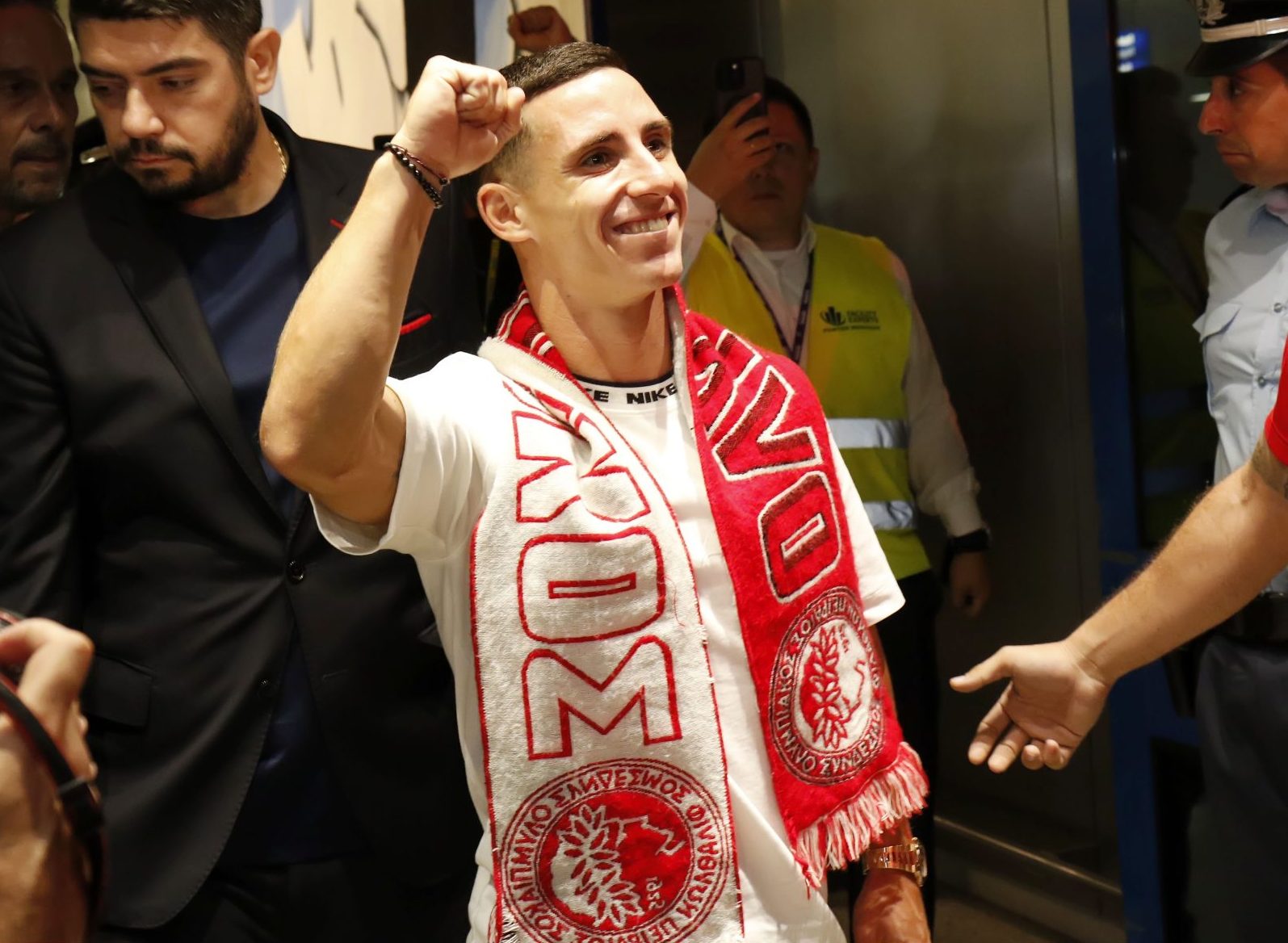 Ποντένσε: Πλήθος κόσμου του Ολυμπιακού στην άφιξή του – «Παράνοια» για την επιστροφή του