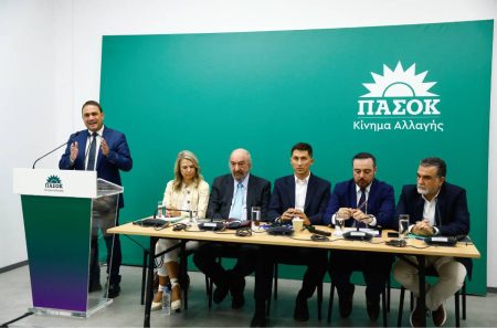 Μαύρη Βίβλος ΠαΣοΚ: Ευθεία επίθεση στην κυβέρνηση για την καθημερινότητα
