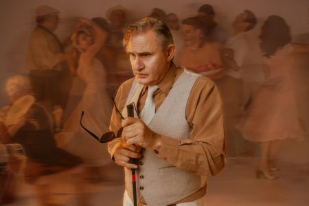 Ακης Σακελλαρίου στο «ΒΗΜΑ»: «Με συγκίνησε ο ρόλος της τυφλότητας»