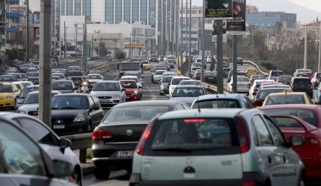 Φωτιά σε όχημα στην Κηφισιάς – Προβλήματα στην κυκλοφορία