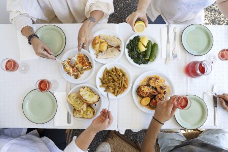 Ένας ύμνος στην αθάνατη ελληνική ταβέρνα