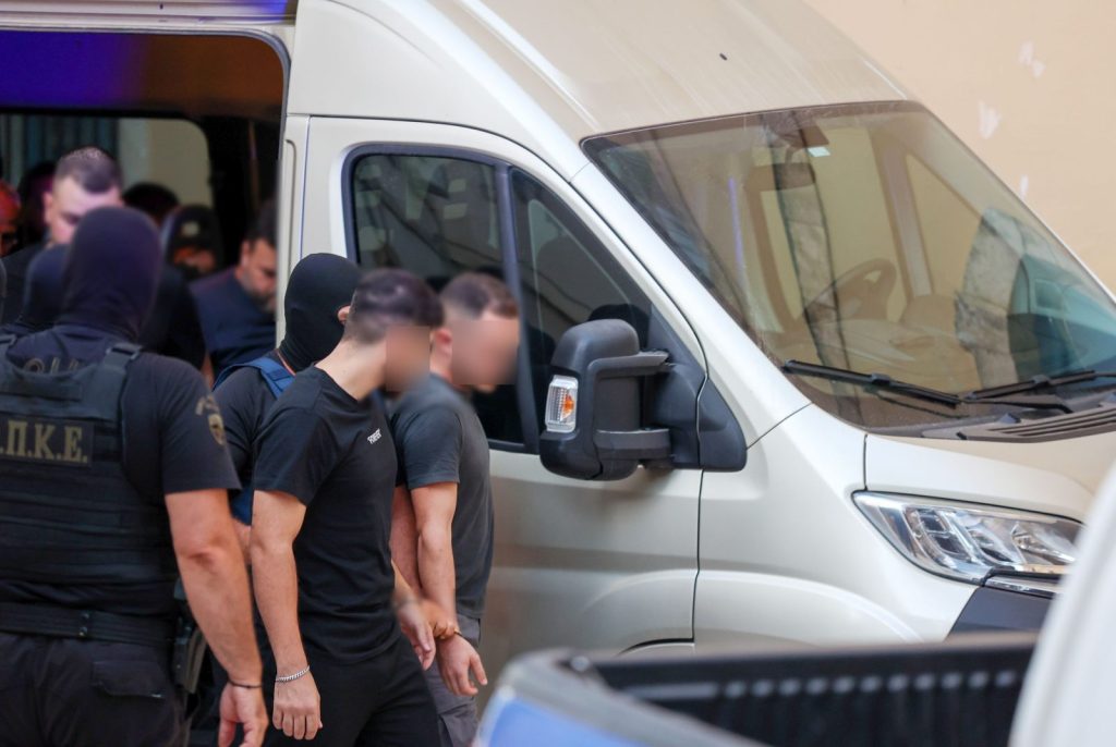 Κρήτη: Ο «Πατομπούκαλος», η βόμβα, τα κλειδιά και τα… βαράκια