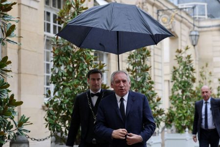 Politico: Ανησυχία για «φρένο» στις αμυντικές δαπάνες φέρνει το πολιτικό αδιέξοδο στη Γαλλία