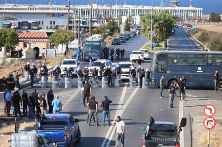 Κρήτη: Με το βλέμμα στη ΔΕΘ, κλείνουν τους δρόμους οι αγροτοκτηνοτρόφοι