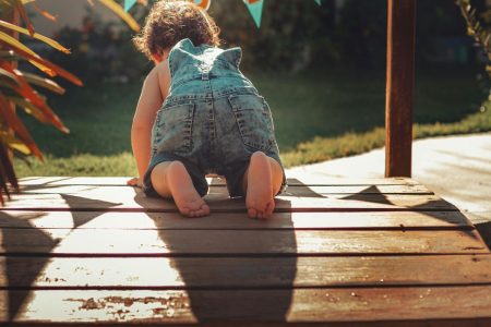 Θεσσαλονίκη: Μωρό βρέθηκε να μπουσουλάει στον δρόμο – Συνελήφθησαν οι γονείς