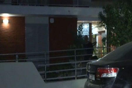 Νέος Κόσμος: Δεν υπήρχε ενδοοικογενειακή βία, λέει η ΕΛ.ΑΣ – Μακάβριες εικόνες στο διαμέρισμα