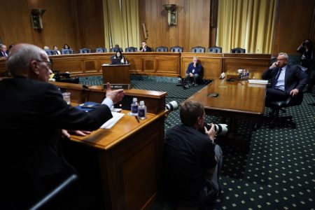 Η επιμονή του Κένεντι στην άρνηση των εμβολίων και τα ιδεολογικά επιχειρήματα