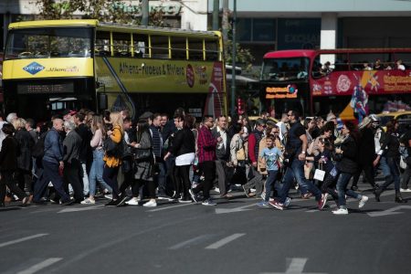 DBRS: Τα 2 «αγκάθια» για την οικονομία της Ελλάδα – Τα βαρίδια που την κρατούν πίσω