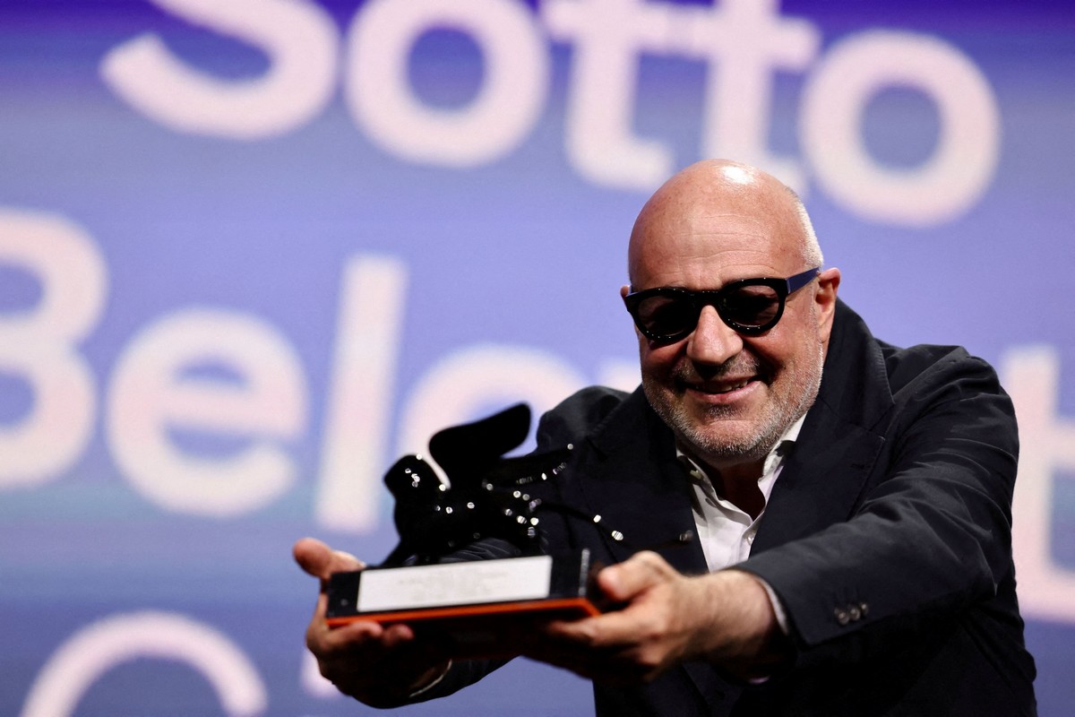 Ο Τζιναφράνκο Ρόσι με το Ειδικό Βραβείο της Επιτροπής. REUTERS/Yara Nardi 