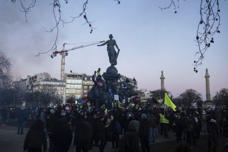 Γαλλία: Από τα «Κίτρινα Γιλέκα» στο Bloquons Tout – Ποιο είναι το κίνημα που απειλεί τον Μακρόν