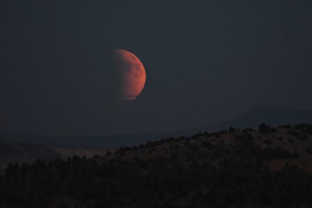 Μαγικές εικόνες από το ματωμένο φεγγάρι – Τι είναι η ολική έκλειψη σελήνης