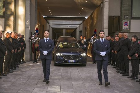 Giorgio Armani: Η κηδεία, το λαϊκό προσκύνημα και η παγκόσμια θλίψη για τον «βασιλιά» της μόδας