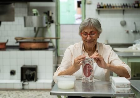 Η ακούραστη Ντίνα Συκουτρή συνεχίζει μια παράδοση 97 ετών στα λουκούμια