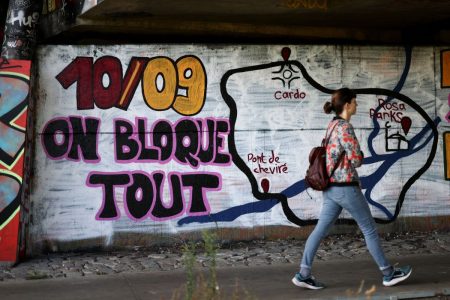 Αγωνία για τις εξελίξεις στη Γαλλία λίγες ώρες πριν τη ψήφο εμπιστοσύνης