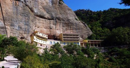 Συνελήφθη ο ηγούμενος της Μονής Μεγάλου Σπηλαίου για απόπειρα πώλησης ιερών κειμηλίων