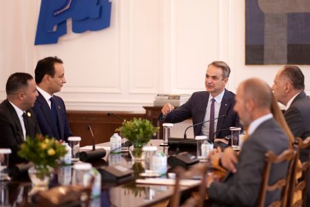 Συνάντηση Μητσοτάκη – Γεραπετρίτη με τον γιο του Χαφτάρ