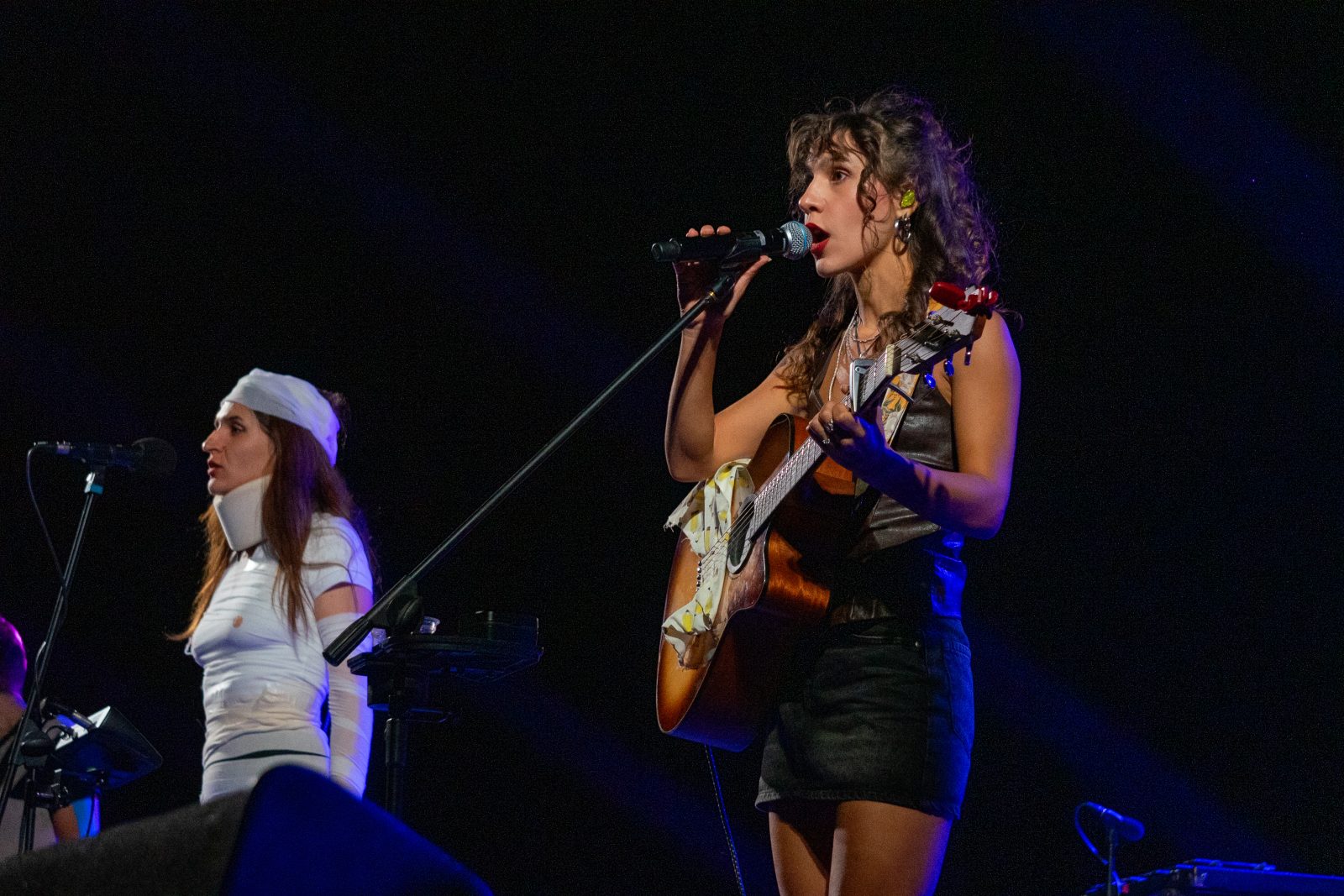 Σκιαδαρέσες στο Θέατρο Βράχων: Το συλλογικό ημερολόγιο μιας γενιάς που γελά με τα τραύματά της