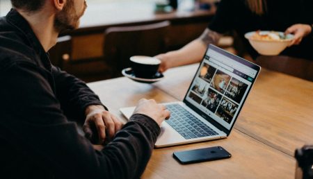 «Αν θες καφέ, κλείσε το λάπτοπ»