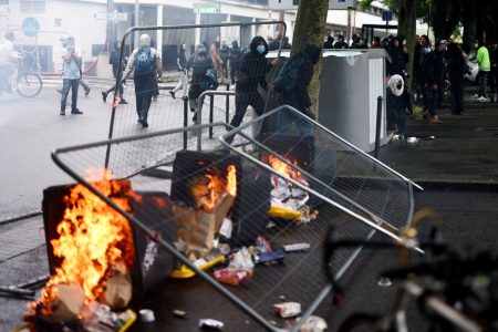 Γαλλία: Βίαια επεισόδια, συλλήψεις και φωτιές στο Παρίσι