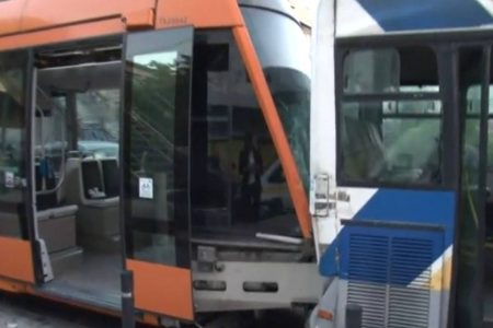 Τροχαίο στον Πειραιά: Λεωφορείο συγκρούστηκε με τραμ