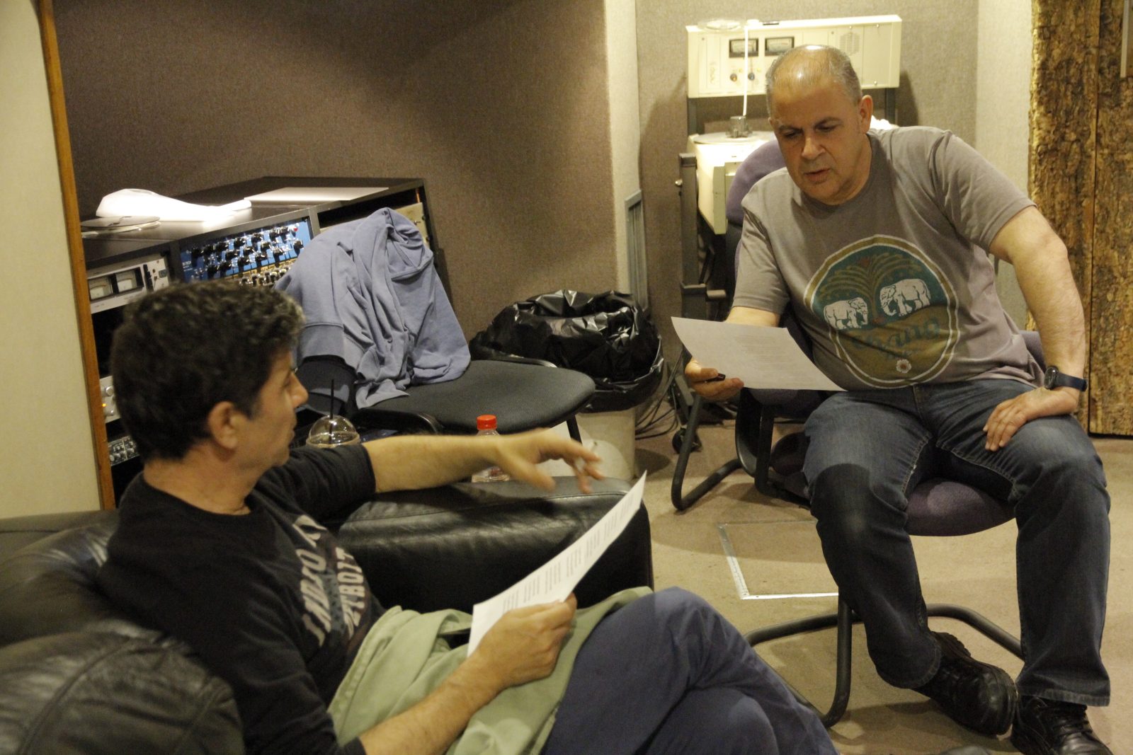 Ο Σωκράτης Μάλαμας και ο Γιώργος Χατζηπιερής συζητούν για το «Βουνό» στο περιθώριο της ηχοογράφησης του τραγουδιού. | Προσωπικό αρχείο Γιώργου Χατζηπιερή