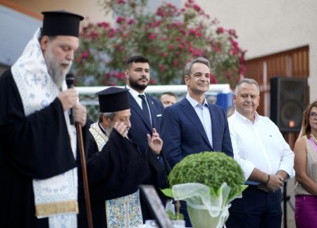 Μητσοτάκης στον Αγιασμό στη Νέα Φιλαδέλφεια – Τι είπε στα πρωτάκια
