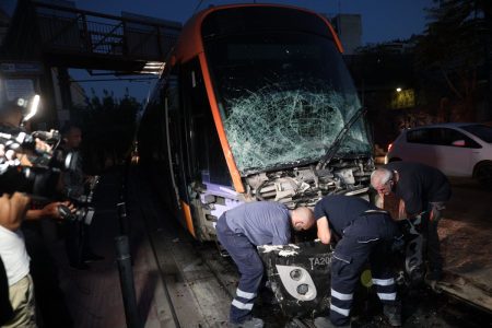 Πειραιάς: Νέες εικόνες από τη σύγκρουση τραμ και λεωφορείου – Τα νεότερα για την υγεία των τραυματιών