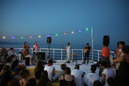 Παράσταση εν πλω: Δρομολόγιο Πειραιάς – Αίγινα με πυξίδα το έργο του Χρόνη Μίσσιου