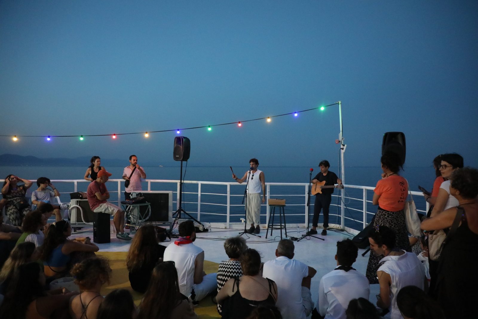 Παράσταση εν πλω: Δρομολόγιο Πειραιάς – Αίγινα με πυξίδα το έργο του Χρόνη Μίσσιου