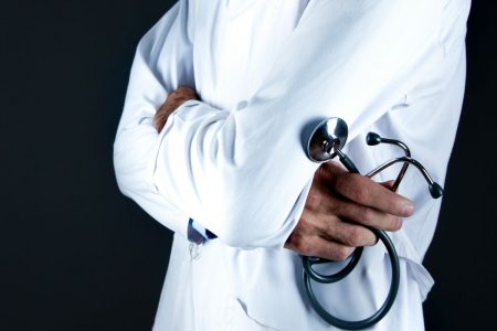 Απών από το δικαστήριο ο γιατρός με το φακελάκι – Είχε ατύχημα